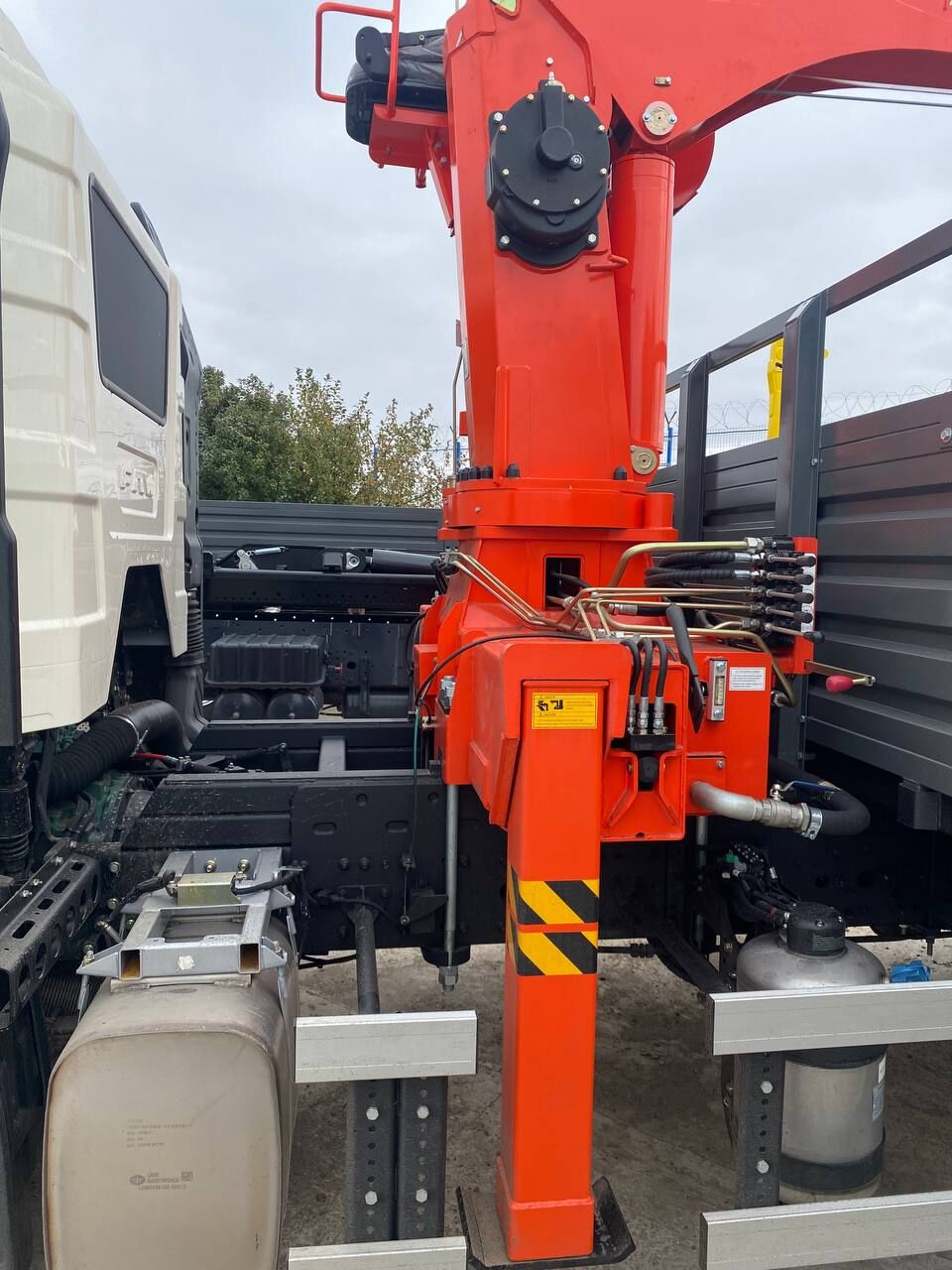 Бортовой грузовик FAW J6L 4х2 с КМУ Kanglir 1256